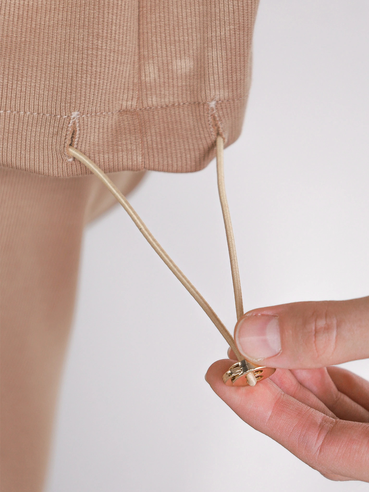 Жакет трикотажный бежевого цвета с кулиской по низу